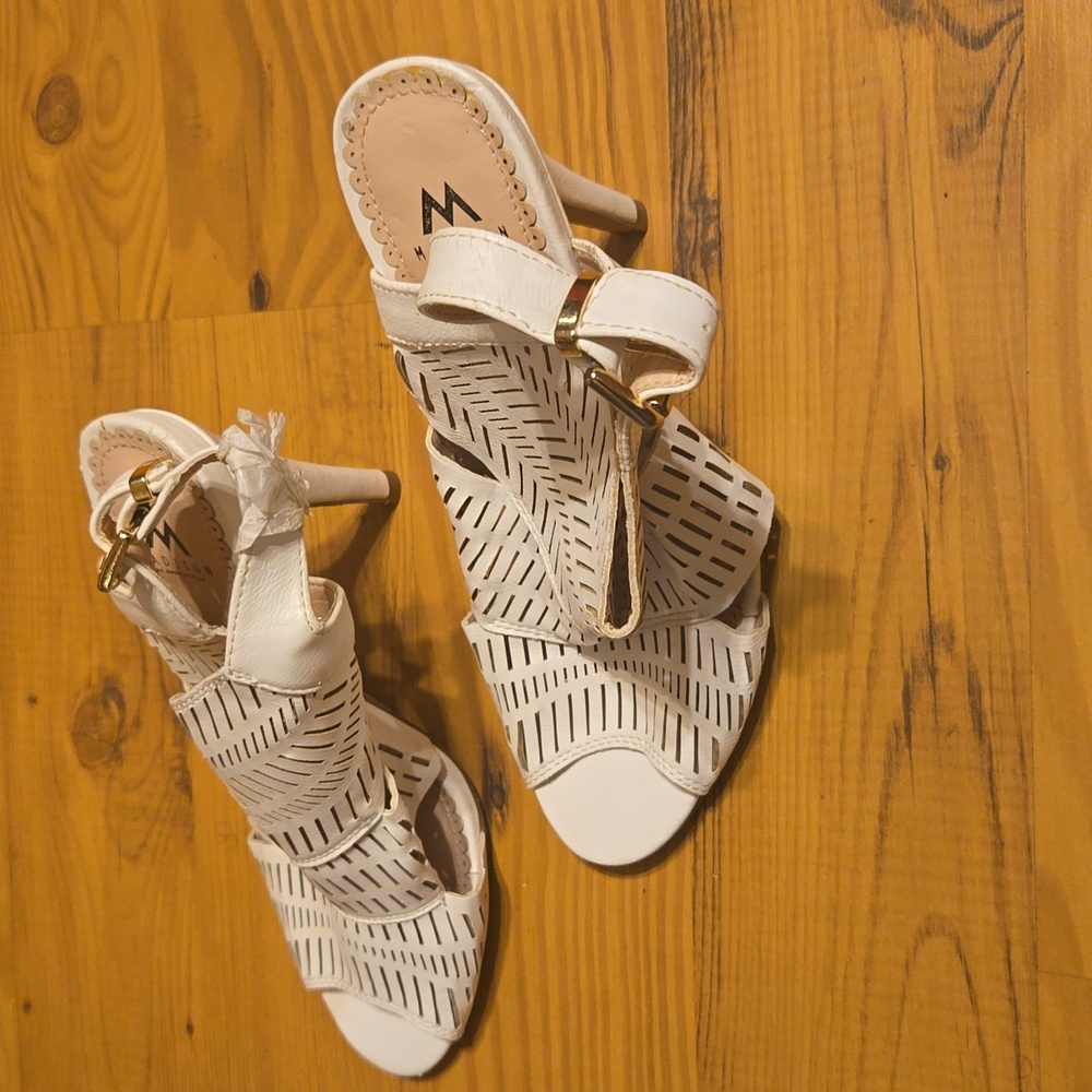 White sandal - Picture 3 of 3
